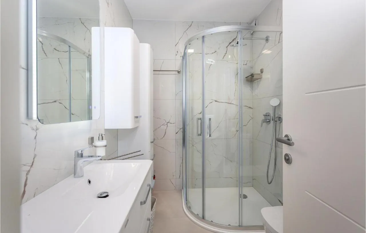 Nice Apartment In Malinska With Jacuzzi