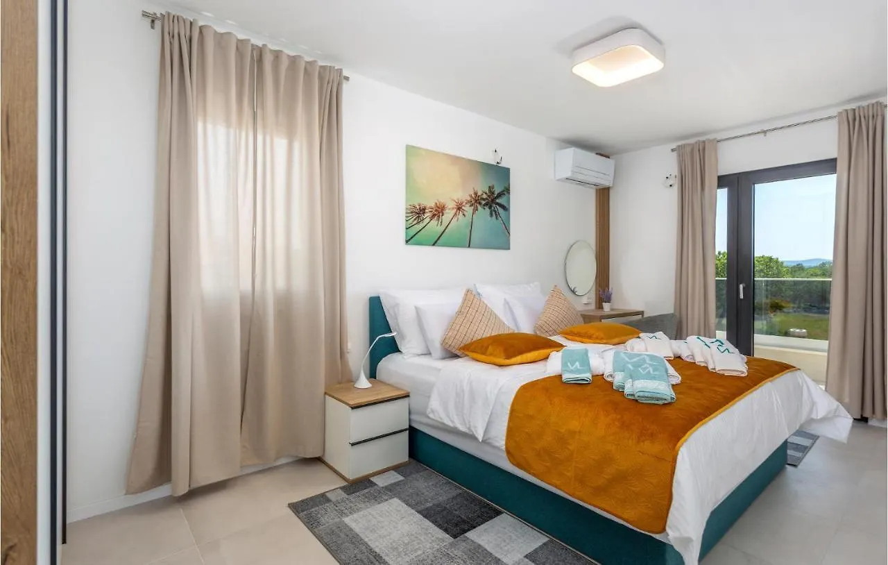 Nice Apartment In Malinska With Jacuzzi
